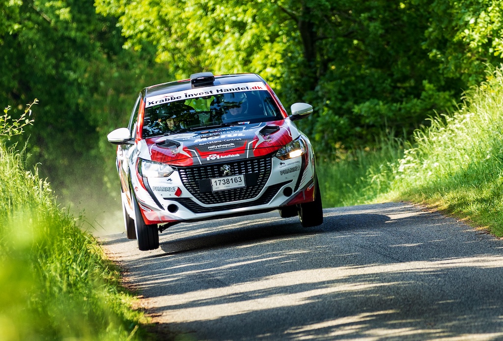 På den første hastighedsprøve i Rally Sønderjylland var Lasse Karlshøj og Isabell Kvick blot 5,5 sekunder efter Esben Hegelund og Erik Christensen, Hadsten/Egtved, i en 4-hjulstrukket Hyundai i20N WRC fra Hyundais VM-fabriksteam.
(Foto: Lars Krone)